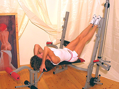 vaja za zgornje trebušne mišice na negativnem naklonu